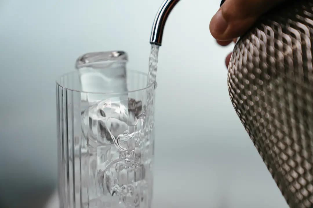 選擇什么樣的水?桶裝水or礦泉水,常喝好水身體更健康-凈即直飲水